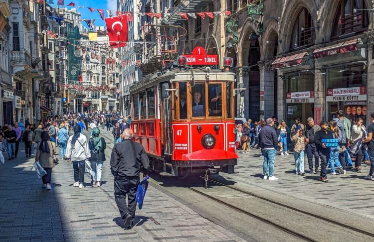 <p><strong>Beylikd&uuml;z&uuml;&rsquo;ndeki Adnan Kahveci Mahallesi 110 bin 619 kişiyle ikinci, Başakşehir&rsquo;deki Kayabaşı Mahallesi 108 bin 455 kişiyle &uuml;&ccedil;&uuml;nc&uuml;, K&uuml;&ccedil;&uuml;k&ccedil;ekmece&rsquo;deki Atakent Mahallesi ise 102 bin 743 kişiyle d&ouml;rd&uuml;nc&uuml; sırada yer aldı.</strong></p>
