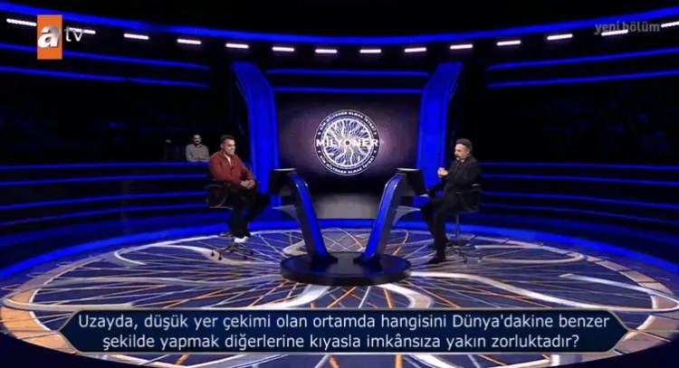<p><strong><span style="color:#800080"><em>&ldquo;Uzayda, d&uuml;ş&uuml;k yer &ccedil;ekimi olan ortamda hangisini D&uuml;nya&rsquo;dakine benzer şekilde yapmak diğerlerine kıyasla imkansıza yakın zorluktur?&rdquo; </em></span>sorusu, hem yarışmacıyı hem de st&uuml;dyodaki ve ekran başındaki izleyicileri şaşırttı.</strong></p>
