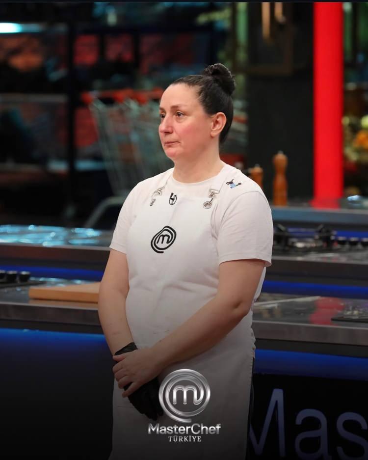 <p><strong>Ekranların sevilen yemek yarışması MasterChef&rsquo;in ge&ccedil;tiğimiz g&uuml;nlerde yayınlanan b&ouml;l&uuml;m&uuml;nde duygusal anlar yaşandı. Yarışmaya veda eden 48 yaşındaki G&uuml;lbahar Meşe, veda konuşmasında hayat hikayesini anlatırken hem eşi hem de oğlundan &ouml;z&uuml;r diledi.</strong></p>
