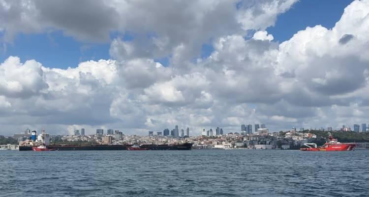 <p>Çin'den yola çıkan 290 metre uzunluğundaki dev kuru yük gemisi Deyi Endurance, İstanbul Boğazı'ndan geçti. Güvenlik nedeniyle Boğaz trafiği çift yönlü durdurulurken, dev gemiye altı römorkör eşlik etti.</p>

<p> </p>
