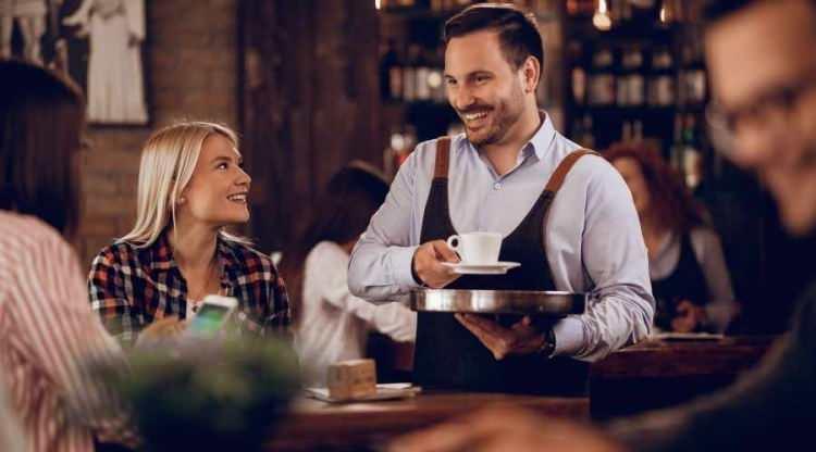 <p>Davalı restoran işletmecisi, davacının asgari &uuml;cret ile &ccedil;alıştığını, davacının hak ettiği &uuml;cretlerin bordrolara yansıtılarak &ouml;dendiğini, davacının aylık &uuml;cretinden check &uuml;creti adı altında herhangi bir kesinti yapılmadığını savunarak davanın reddini istedi.</p>
