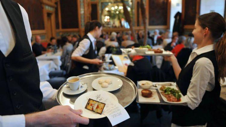 <p>Davalı işyerinde bakılan masa doğrultusunda her masa başına 20 TL kesinti yapıldığı kabul edilerek tanık beyanları dikkate alınarak check &uuml;creti hesaplandığı, bu hesaplamadan &ouml;denen primlerin mahsup edildiği gerek&ccedil;esiyle davanın kısmen kabul&uuml;ne karar verildi.</p>

<p>Davalı avukatı tarafından istinaf başvurusunda bulunulması &uuml;zerine, B&ouml;lge Adliye Mahkemesi, istinaf başvurusunun esastan reddine karar verdi. Karar temyiz edilince devreye Yargıtay 9. Hukuk Dairesi girdi.</p>
