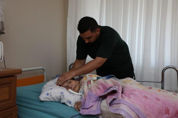 <p>Aş&ccedil;ılık mesleğini bırakan Tayam, annesinin pansumanından kişisel bakımına, beslenmesinden solunum desteğine kadar ihtiya&ccedil; duyduğu t&uuml;m bakımı evinde kendisi ger&ccedil;ekleştiriyor.</p>
