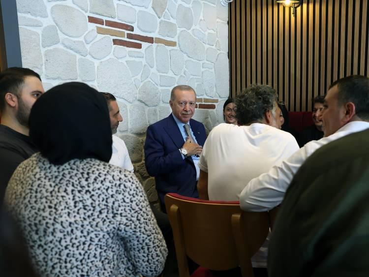 <p>Prof. Dr. Beynun Akyavaş Caddesi'nde aracını durduran Erdoğan, bir oyuncak d&uuml;kkanını ziyaret etti.</p>

<p>Esnafla ve vatandaşlarla sohbet eden Erdoğan, iş yerindeki &ccedil;ocuklara oyuncak hediye etti, har&ccedil;lık verdi.</p>

