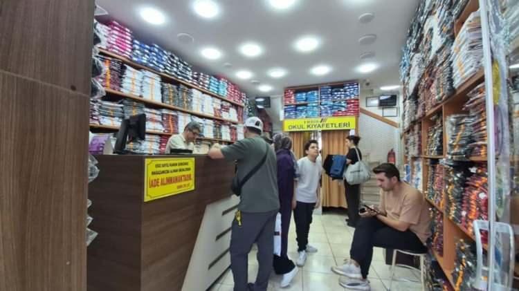 <p>Daha &ouml;nce uygulanan d&uuml;z kıyafet serbestliğinde sahada &ccedil;eşitli sıkıntılar yaşandığını belirtip Bakanlığın 22 Temmuz'da yayımladığı yeni y&ouml;netmelikle doğru bir adım attığını s&ouml;yleyen Mustafa Er&ccedil;in, "Okul kıyafetlerinde armanın zorunlu hale gelmesiyle birlikte okullarımızda d&uuml;zen, ahenk ve disiplin yeniden &ouml;n plana &ccedil;ıktı. Bu durum okullarımıza ek bir g&uuml;venlik sağladı. Ayrıca okullarımız, kıyafetlerini en az 4 yılda bir değiştirme şartıyla istedikleri modeli tercih edebilmeye devam edecek." dedi</p>

<p>&nbsp;</p>
