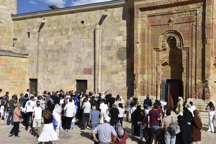 <p>Anadolu Sel&ccedil;uklu Devleti'ne bağlı Meng&uuml;cek Beyliği d&ouml;neminde, 1228 yılında S&uuml;leyman Şah&rsquo;ın oğlu Ahmet Şah ile eşi Melike Turan Melek tarafından yaptırılan ve 9 yıllık restorasyon s&uuml;recinin sona ermesiyle 2024 yılı Mayıs ayında yeniden ibadete ve ziyarete a&ccedil;ılan Divriği Ulu Cami ve Dar&uuml;şşifası, mimari &ouml;zellikleriyle hayran bırakıyor.</p>
