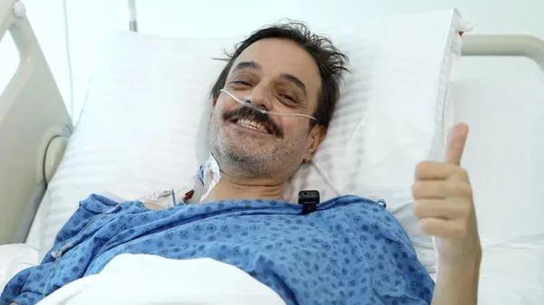 <p><strong>Ge&ccedil;tiğimiz aylarda karaciğer nakil ameliyatı olarak sağlığına geri kavuşan &uuml;nl&uuml; oyuncu Ufuk &Ouml;zkan, d&uuml;ğ&uuml;n festivali kapsamında nikah şahitliği yaparken g&ouml;r&uuml;nt&uuml;lendi.</strong></p>

