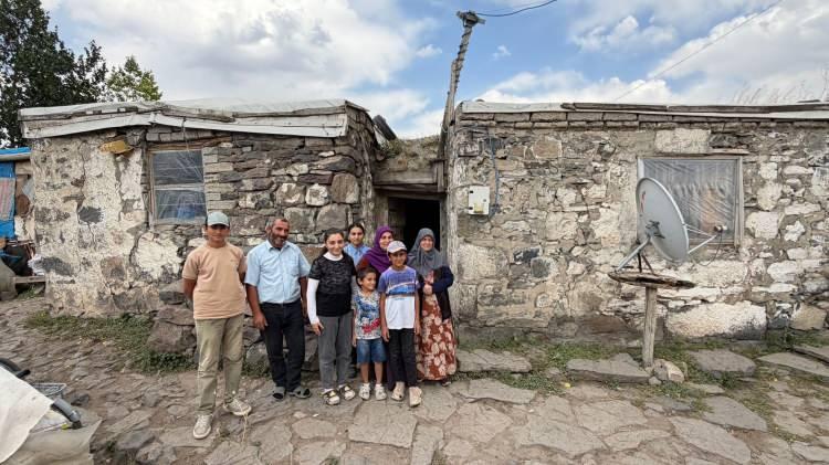 <p>Ağrı'nın D&ouml;nerdere k&ouml;y&uuml;nde, 80 yıl &ouml;nce taş ve topraktan yapılan, tek odalı k&ouml;hne evde yaşayan <span style="color:#A52A2A"><strong><em>9 kişilik &Ouml;zer ailesinin hayatı bir ihbarla değişti.</em></strong></span></p>
