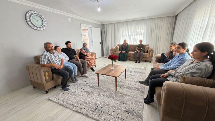 <p><span style="color:#A52A2A"><strong>"AİLECEK &Ccedil;OK MUTLUYUZ"</strong></span></p>

<p>&nbsp;</p>

<p>7 kardeşin aynı odada yaşadığını belirten Yağmur &Ouml;zer ise YKS'de 420 puan aldığını, ancak tıp fak&uuml;ltesini istediği i&ccedil;in bu yıl tercih yapmadığını s&ouml;yledi.&nbsp; Yağmur, <strong><em>"Bir&ccedil;ok b&ouml;l&uuml;m geliyordu ama ben tıp istediğim i&ccedil;in tercih vermedim. Ancak yeterli kaynaklarımız yok. Maddi durumumuz iyi değil. Babam g&uuml;nl&uuml;k yevmiyeyle tırpan &ccedil;ekerek ailemizin ge&ccedil;imini sağlamaya &ccedil;alışıyor. Şimdi yeni evimize taşındık. Tek g&ouml;zl&uuml; odadan şimdi kendimize ait bir odada kalacağız. &Ouml;nceki evimizin lavabosu yoktu, tuvaleti dışarıdaydı. Şimdi b&ouml;yle l&uuml;ks bir eve sahip olduk. Onur ağabeyimiz gelip bizi kurtardı. Ne diyeceğimi bilemiyorum. Ailecek &ccedil;ok mutluyuz. Yataklarımız var. Mutfağı, banyosu ve tuvaleti hepsi var. Geniş bir &ccedil;alışma odamız var. Artık kendi odamda, kendi masamda &ccedil;alışıp tıp fak&uuml;ltesini kazanacağım." </em></strong>dedi.</p>
