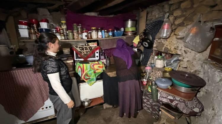 <p>Yeni evlerine taşınan aile, eski evdeki t&uuml;m eşyalarını geride bıraktı.&nbsp;</p>

<p>&nbsp;</p>

<p>Yeni kıyafetlerini giyen aile bireyleri, yıllardır yaşadıkları k&ouml;hne evden &ccedil;ıkarak yeni yuvalarına ge&ccedil;ti.</p>

<p>&nbsp;</p>

<p>Anne Necife ile baba Nizamettin &Ouml;zer (47) kendilerine ait yatak odasına kavuşurken, &ccedil;ocuklar da kendi odalarında uyuyup &ccedil;alışma masalarında ders &ccedil;alışma imkanına sahip oldu.&nbsp;</p>
