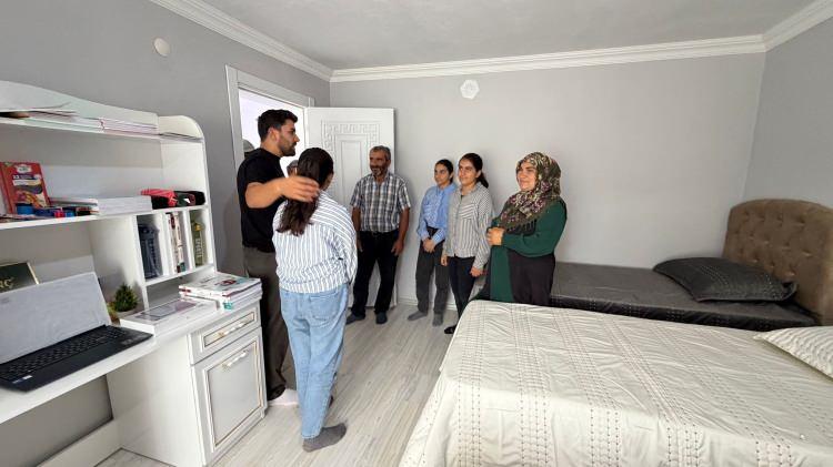 <p><span style="color:#A52A2A"><strong>"BAŞARILI KIZLAR VAR"</strong></span></p>

<p>&nbsp;</p>

<p>D&uuml;nyada Son Umut Derneği Başkanı Onur Akman ise aileye ihbar hattına g&ouml;nderilen video sayesinde ulaştıklarını s&ouml;yledi.&nbsp; Van&rsquo;dan Ağrı&rsquo;ya gelerek aileyi ziyaret ettiklerini belirten Akman, <strong><em>"Tek g&ouml;zl&uuml; bir odada yaşadıklarını g&ouml;rd&uuml;m. Ger&ccedil;ekten tek g&ouml;zl&uuml; oda, banyoları doğru d&uuml;zg&uuml;n değil, evleri harabeydi. Evin durumu ger&ccedil;ekten &ccedil;ok k&ouml;t&uuml;yd&uuml;. Başarılı kızlar var. Onların daha iyi bir ortamda yaşamaları ve &ccedil;alışmaları i&ccedil;in onlara ev yapmaya başladık."</em></strong> dedi.</p>
