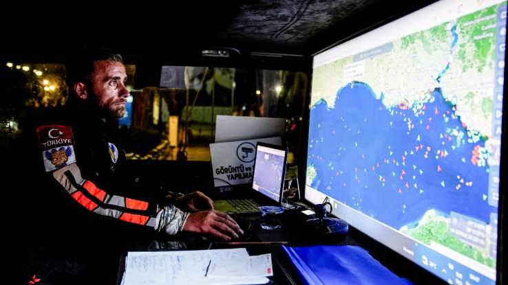 <p>&nbsp;<strong><em>Radar ekranına baktığımda Tuğberk İmamoğlu gemisinin izd&uuml;ş&uuml;m&uuml;n&uuml; g&ouml;rd&uuml;m. Ben bulunduğum gemiyi yaklaşık 5 derece iskeleye aldım. Yaklaşık 2-3 dakika ge&ccedil;tikten sonra tekrar &lsquo;İskeleye al&rsquo; sesini telsizden duydum. Bunun &uuml;zerine bulunduğum gemiyi keskin bir şekilde yaklaşık 9 derece iskeleye aldım. Bu şekilde benim bulunduğum gemi Tuğberk İmamoğlu gemisinin sağ tarafında kaldı. Bu konum itibarıyla Tuğberk İmamoğlu gemisiyle aramızda yaklaşık 700-800 metre mesafe vardı. Yaklaşık 1-2 dakika sonra aramızdaki mesafe 500 metreye kadar d&uuml;şt&uuml;. Bu şekilde karşı gemiyle aramızda, her ikimiz de kendi rotamızda seyir halinde olduğumuz i&ccedil;in bir problem yoktu. Aramızdaki mesafe 500 metreye kadar kalınca Tuğberk İmamoğlu gemisi birden sancağını alıp rotasını benim &uuml;zerime doğru &ccedil;evirdi&rdquo;</em></strong> dedi.</p>
