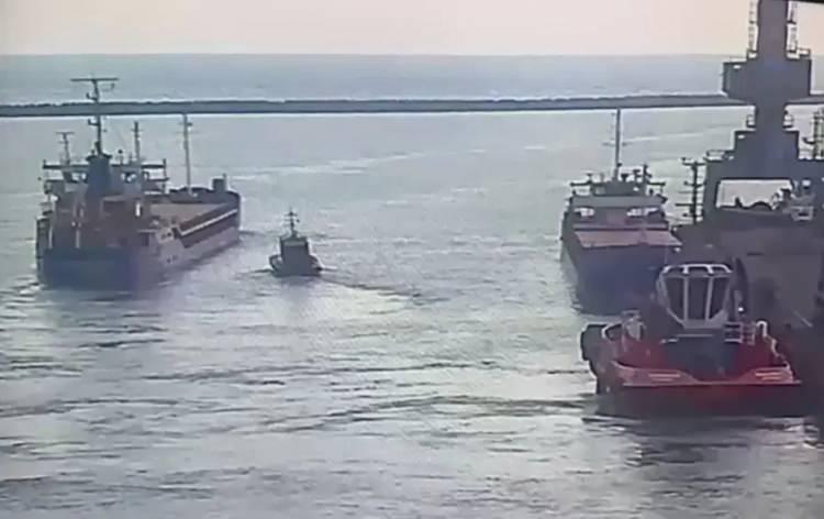 <p><strong>K&ouml;pr&uuml; &uuml;st&uuml;ne geldiğimde Tuğberk İmamoğlu gemisinin ışıklarını g&ouml;rd&uuml;m. Kazadan yaklaşık 20 saniye sonra k&ouml;pr&uuml; &uuml;st&uuml;ne 2&rsquo;nci kaptan Barış Hazar geldi ve gemiyi tam sağa doğru &ccedil;evirip Tuğberk İmamoğlu gemisinden uzaklaştırdı. &Ccedil;arpışmadan yaklaşık 10-15 dakika sonra Sekt&ouml;r Marmara&rsquo;ya bilgi verildi. Kaza, diğer geminin rotasını &uuml;zerimize doğru &ccedil;evirmesinden kaynaklanmıştır. Bilirkişi raporunda hakkımda yapılan tespitleri kabul etmiyorum. Yaşanan olayda benim bir kusurum bulunmamaktadır. &Ccedil;atışmadan &ouml;nce Tuğberk İmamoğlu gemisinin AIS&rsquo;i g&ouml;r&uuml;nmediği i&ccedil;in Sekt&ouml;r Marmara da bana bir uyarıda bulunmamıştı. Kaza, Tuğberk İmamoğlu gemisinin benim bulunduğum gemiye &ccedil;arpması nedeniyle meydana geldi. B&ouml;yle bir olay yaşandığı i&ccedil;in &ccedil;ok &uuml;zg&uuml;n&uuml;m&rdquo;</strong> dedi.</p>
