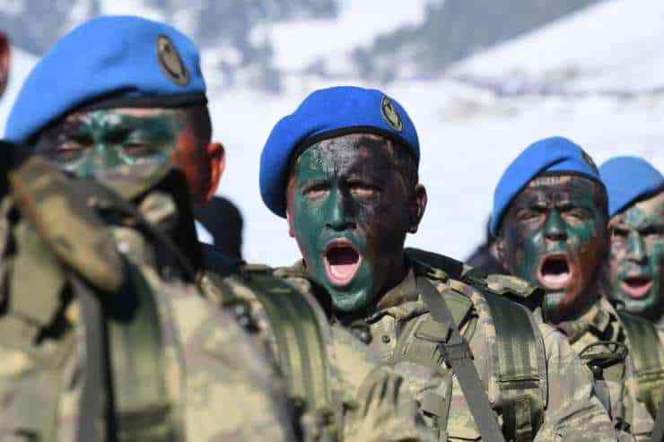 <p>Bazı &uuml;lkelerde kadınlar da zorunlu askerlik yaparken, bazı sistemlerde askerlik hizmeti uzun yıllara yayılan farklı modellerle uygulanıyor.</p>
