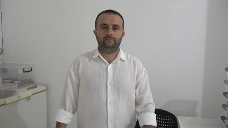 <p><span style="color:#A52A2A"><strong>"KENDİ K&Ouml;Y&Uuml;M&Uuml;ZDE BU &Ccedil;ALIŞMAYI HAYATA GE&Ccedil;İRDİK"</strong></span></p>

<p>&nbsp;</p>

<p>Kurucu ortak &Ouml;mer Er ise merkezin kurulmadan &ouml;nce AR-GE &ccedil;alışması yaptıklarını belirterek, <strong><em>"&Ouml;ncelikle 12 akrep, 4'&uuml; erkek olmak &uuml;zere bir AR-GE &ccedil;alışması ger&ccedil;ekleştirdik. Daha sonra hibe yoluyla Şanlıurfa'dan akreplerimizi getirdik. Bakanlık onaylı belgelerimizi aldık ve kendi k&ouml;y&uuml;m&uuml;zde, kendi yerimizde bu &ccedil;alışmayı hayata ge&ccedil;irdik."</em></strong> dedi.</p>
