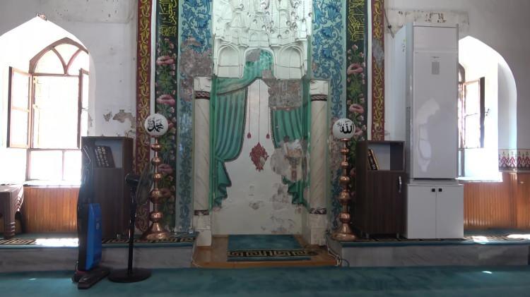 <p>Bursa'da Fatih Sultan Mehmet d&ouml;neminde inşa edilen tarihi Tuz Pazarı Cami'nde duvarlardaki boya ve sıvaların d&ouml;k&uuml;lmesiyle, 550 yıllık tarih ortaya &ccedil;ıktı. <strong><em>İşte gizemi hen&uuml;z &ccedil;&ouml;z&uuml;lemeyen keşif...</em></strong></p>

