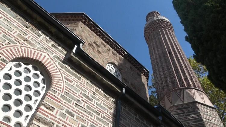 <p>Bursa'nın tarihi camilerinden <span style="color:#A52A2A"><strong><em>Tuz Pazarı Cami'nde</em></strong></span> zaman i&ccedil;erisinde duvarlarda meydana gelen d&ouml;k&uuml;lmeler, yapının ge&ccedil;mişine ışık tutabilecek &ouml;nemli detayları ortaya &ccedil;ıkardı.&nbsp;</p>
