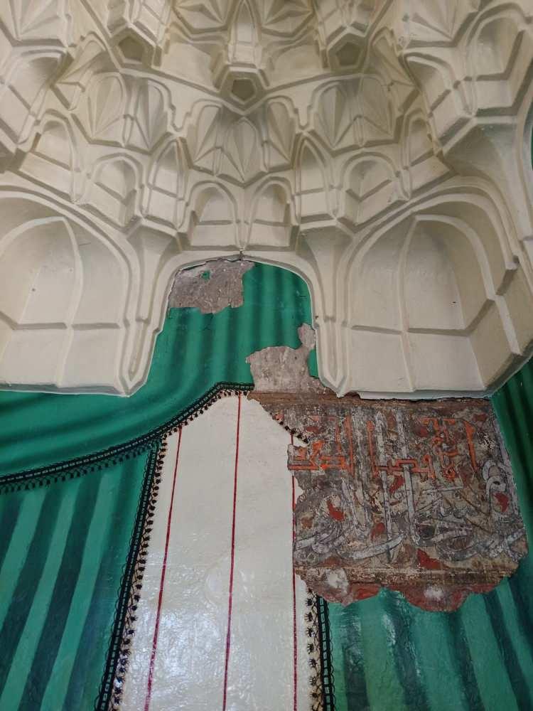 <p>Tarihi caminin duvarlarında boya ve sıvaların d&ouml;k&uuml;lmesiyle ortaya &ccedil;ıkan desenler, hem ziyaret&ccedil;ilerin hem de b&ouml;lge sakinlerinin ilgisini &ccedil;ekerken, bezemelerin hangi d&ouml;neme ait olduğunun yapılacak &ccedil;alışmaların ardından kesinlik kazanması bekleniyor.</p>
