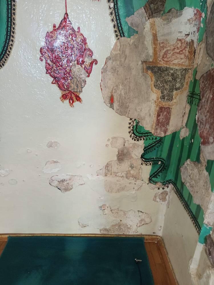 <p>&nbsp;&Ouml;te yandan sıvaların d&ouml;k&uuml;lmesine caminin g&uuml;ney b&ouml;l&uuml;m&uuml;nde son d&ouml;nemde inşa edilen tuvaletin rutubete sebep olmasından kaynaklandığı d&uuml;ş&uuml;n&uuml;l&uuml;yor.</p>
