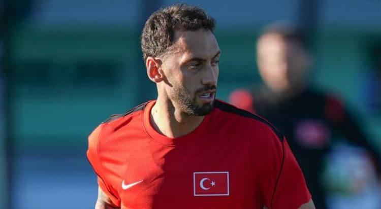 <p>Milli futbolcu Hakan &Ccedil;alhanoğlu, Serie A&rsquo;da 2025/2026 sezonunun en iyi 11&rsquo;ine se&ccedil;ildi.</p>

<p>&nbsp;</p>
