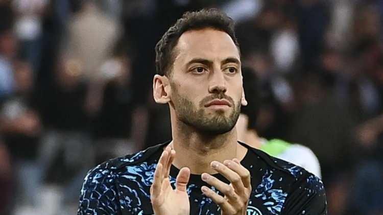 <p>İtalya&rsquo;da geride kalan sezona damga vuran futbolculardan oluşturulan kadroda Hakan &Ccedil;alhanoğlu da yer aldı.&nbsp;</p>
