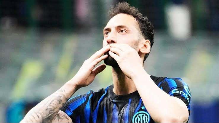 <p><strong>Hakan &Ccedil;alhanoğlu |&nbsp;Orta Saha</strong></p>
