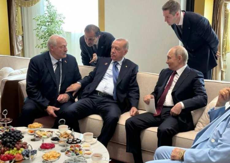 <p>Cumhurbaşkanı Erdoğan, Şanghay İşbirliği &Ouml;rg&uuml;t&uuml; Zirvesi kapsamında Rusya Devlet Başkanı Putin ve Belarus Devlet Başkanı Lukaşenko ile g&ouml;r&uuml;şt&uuml;.</p>
