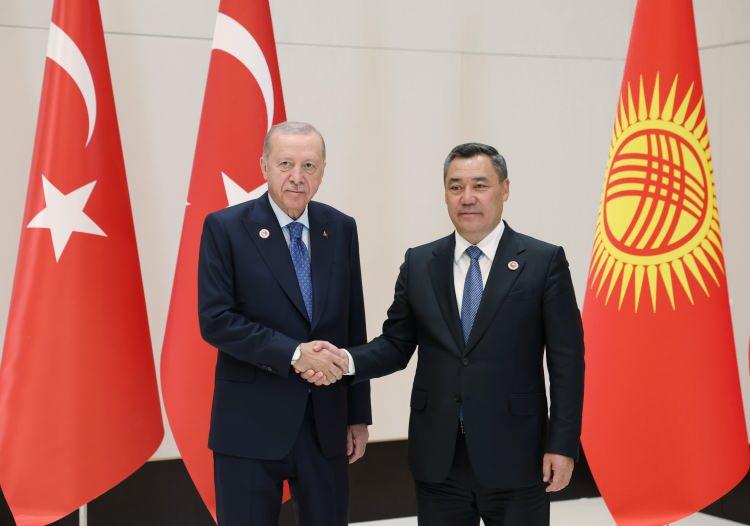 <p><span style="color:#B22222"><strong>Cumhurbaşkanı Erdoğan, zirve kapsamında Kırgızistan Cumhurbaşkanı Caparov ile bir araya geldi.</strong></span></p>

<p>&nbsp;</p>
