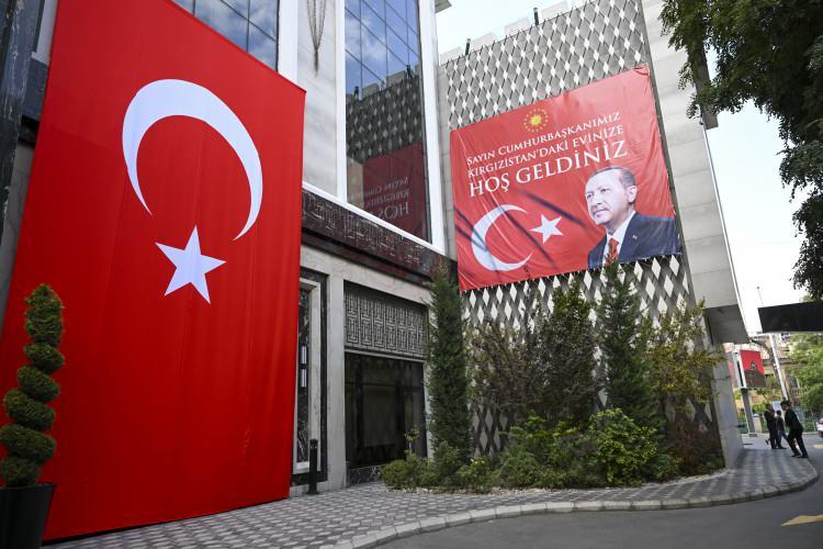 <p>G&ouml;r&uuml;nt&uuml;ler&nbsp;Belarus liderinin basın servisine bağlı "Pool Pervyi" adlı Telegram kanalında "Kesintisiz m&uuml;zakereler" notuyla paylaşıldı.</p>
