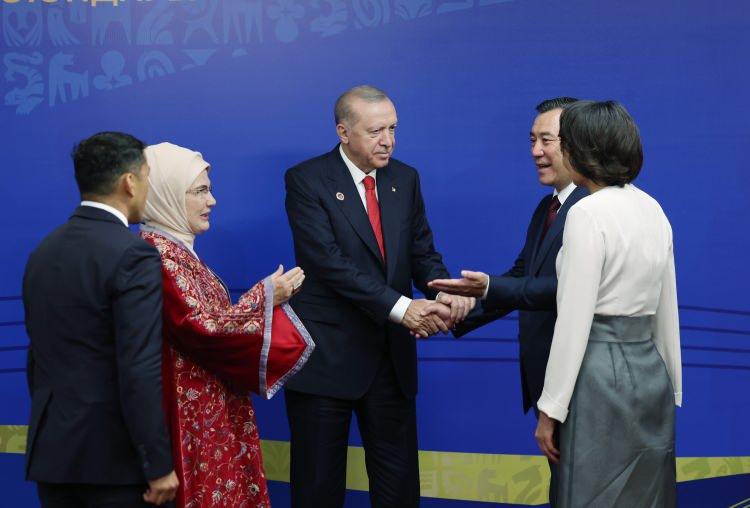 <p>Cumhurbaşkanı Erdoğan ve eşi Emine Erdoğan'ı Kırgızistan Cumhurbaşkanı Sadır Caparov ve eşi Ayg&uuml;l Caparova karşıladı.</p>

<p>&nbsp;</p>
