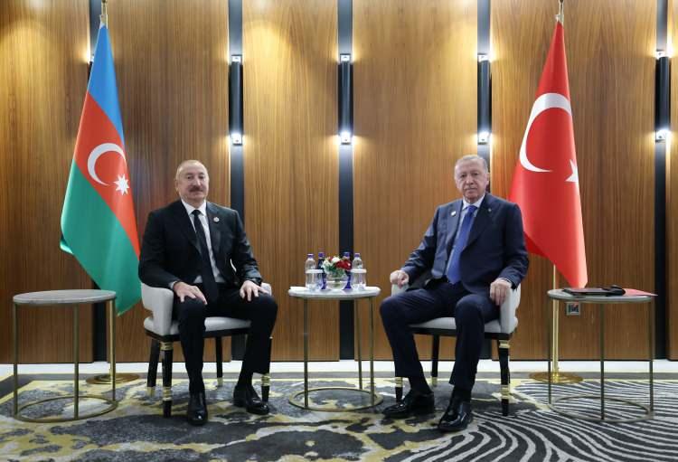 <p><span style="color:#B22222"><strong>ALİYEV İLE G&Ouml;R&Uuml;ŞT&Uuml;</strong></span></p>

<p>Cumhurbaşkanı Erdoğan, konakladığı otelde Azerbaycan Cumhurbaşkanı İlham Aliyev ile g&ouml;r&uuml;şmesinin ardından zirvenin ger&ccedil;ekleştirildiği Irıs Ordo Kongre Merkezi'ne ge&ccedil;ti.</p>
