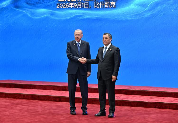 <p>Kırgızistan Cumhurbaşkanı Sadır Caparov Cumhurbaşkanı Recep Tayyip Erdoğan'ı karşıladı.&nbsp;</p>

<p>&nbsp;</p>
