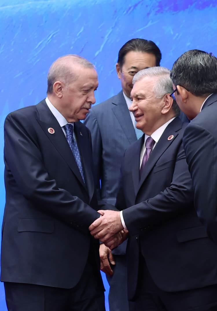 <p>Cumhurbaşkanı Erdoğan, fotoğraf &ccedil;ekimi sırasında bazı liderlerle ayak&uuml;st&uuml; sohbet etti.</p>
