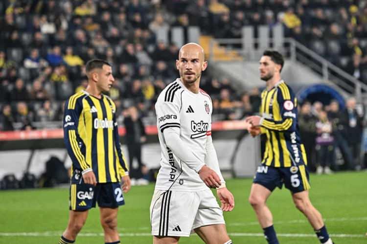 <p><strong>&Ccedil;orum karşısında Vlahović'in ceza sahasındaki etkinliği &ccedil;ok dikkat &ccedil;ekiciydi; &uuml;&ccedil; gol&uuml; de bunu g&ouml;steriyor. Ayrıca Cerny&ndash;Vlahović bağlantısı Fenerbah&ccedil;e savunması i&ccedil;in ciddi problem oluşturabilir.</strong></p>

