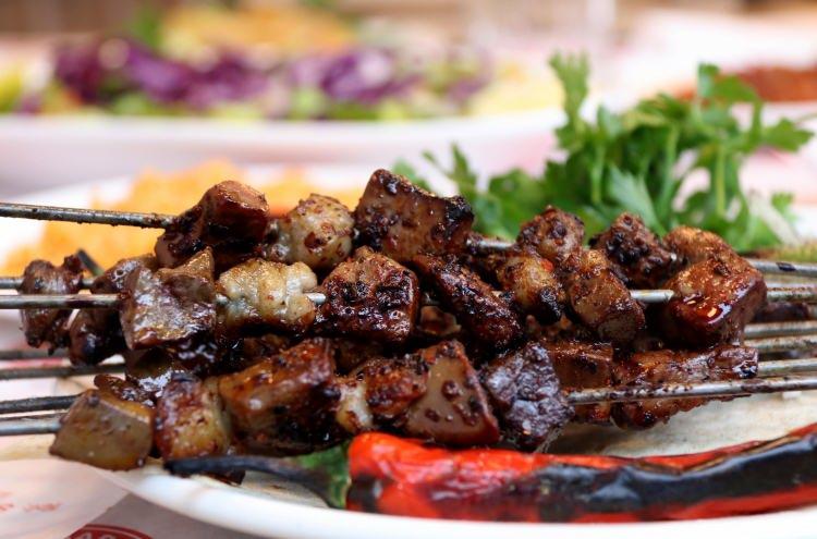 <p>D&uuml;nyaca &uuml;nl&uuml; gastronomi platformu TasteAtlas, k&uuml;resel &ouml;l&ccedil;ekte en &ccedil;ok sevilen ve en y&uuml;ksek puanları alan <strong><em>"D&uuml;nyanın En İyi 100 Kıyma Yemeği" </em></strong>listesini duyurdu.</p>

