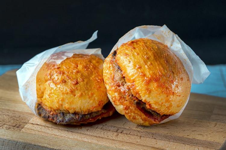 <p><span style="color:#B22222"><strong>82. ISLAK HAMBURGER</strong></span></p>

<p>&Uuml;LKE: T&Uuml;RKİYE</p>

<p>Puan: 3.9</p>
