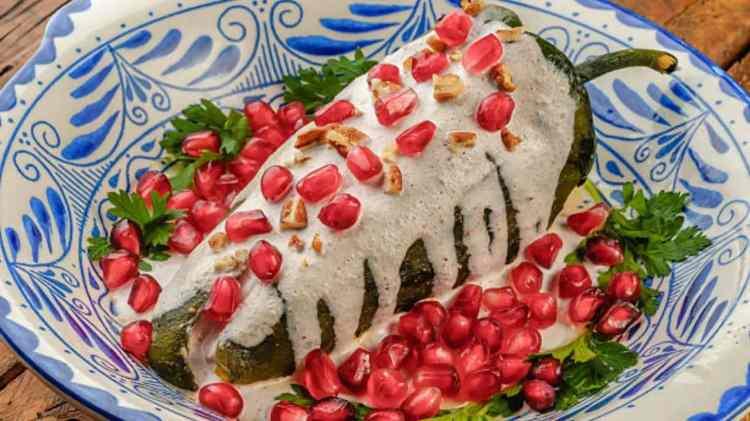 <p><span style="color:#B22222"><strong>61. CHILES EN NOGADA</strong></span></p>

<p>&Uuml;lke: Meksika<br />
Puan: 4.0</p>

