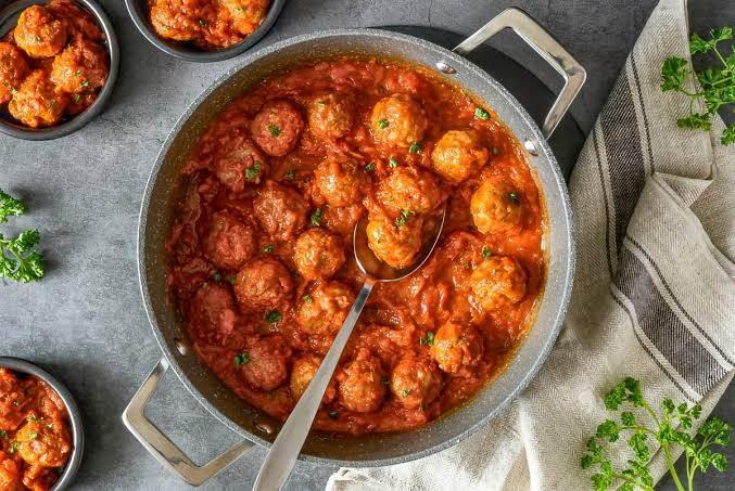 <p><span style="color:#B22222"><strong>27. ALB&Oacute;NDIGAS EN SALSA</strong></span></p>

<p>&Uuml;lke: İspanya<br />
Puan: 4.2</p>
