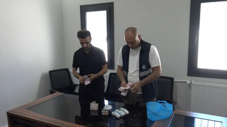 <p>Zabıta ekiplerinin dilencilere y&ouml;nelik denetimleri sırasında İran uyruklu kişinin &uuml;zerinden 60 bin TL &ccedil;ıktı.&nbsp;</p>

