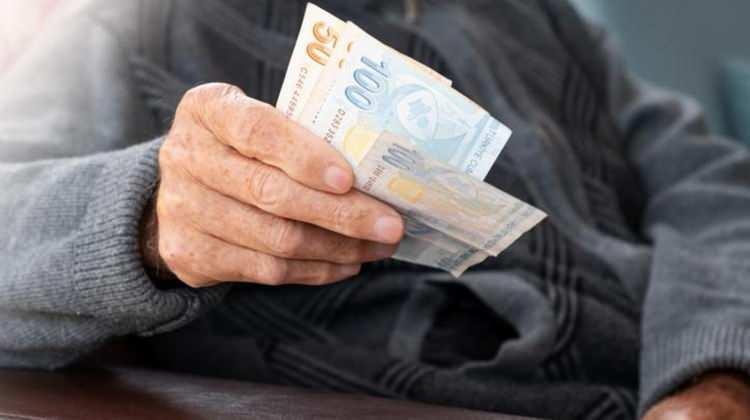 <p>Eyl&uuml;l 2026 emekli promosyon yarışı hızlandı. Maaşını taşıyan veya taahh&uuml;d&uuml;n&uuml; yenileyen SGK emeklileri i&ccedil;in bankalar 3 yıllık maaş alma s&ouml;z&uuml; karşılığında nakit &ouml;deme ve ek &ouml;d&uuml;l paketi sunuyor. En y&uuml;ksek toplam rakam ek şartlarla 35.000 TL&rsquo;ye &ccedil;ıkıyor.</p>

<p>&nbsp;</p>
