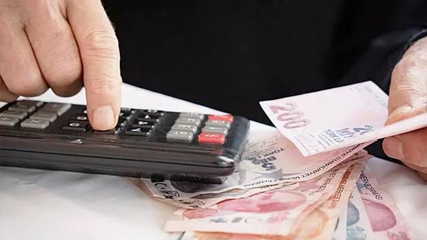 <p>Bankalar, maaşı belli bir s&uuml;re kendi hesaplarından alma s&ouml;z&uuml; karşılığında maaş dilimine g&ouml;re nakit &ouml;d&uuml;yor; aynı anda kart, fatura talimatı veya başka &uuml;r&uuml;nlerle paketi şişirebiliyor.</p>

<p>&nbsp;</p>
