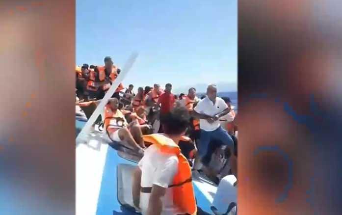 <p>KKTC'deki Girne Limanı ile Mersin'deki Taşucu Limanı arasında sefer yapan hatta bulunan "Filo Jet" isimli y&uuml;ksek hızlı yolcu deniz otob&uuml;s&uuml;, d&uuml;n &ouml;ğle saatlerinde Girne'den hareket ettikten kısa bir s&uuml;re sonra &ouml;n kısmından su almaya başladı.</p>

<p>Gemi, Girne Limanı'na d&ouml;nmeye &ccedil;alıştığı sırada alabora oldu.</p>
