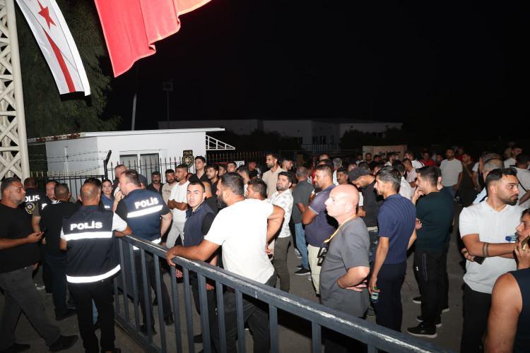 <p>G&ouml;zaltına alınan kaptan M.&Ouml;'n&uuml;n yanı sıra m&uuml;rettebattan M.S, M.G, S.E, V.H, R.İ, Z.&Ouml;. ve K.K. ile şirket &ccedil;alışanı A.&Ouml;. ve Girne Liman yetkilisi 2 kişinin de aralarında bulunduğu 14 kişi Girne Kaza Mahkemesi'ne &ccedil;ıkarıldı.</p>
