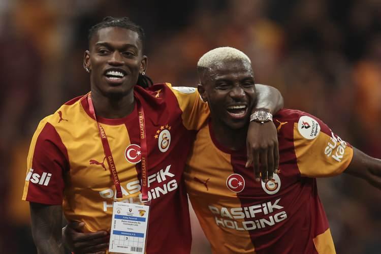 <p>Osimhen'in 5 golle zirvede yer aldığı listede Salah ve Vlahovic'ten de bu hafta atak geldi.&nbsp;</p>
