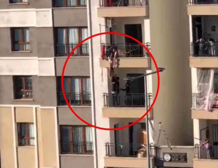 <p>5 katlı binanın 3'&uuml;nc&uuml; katındaki balkondan hen&uuml;z bilinmeyen nedenle d&uuml;şmek &uuml;zere olan kız &ccedil;ocuğunu yakınları tuttu.&nbsp;</p>
