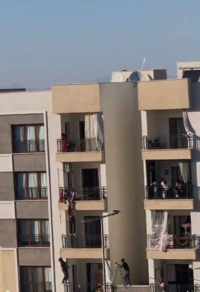<p>Bazı kişiler merdivenle &ccedil;ocuğa ulaşmaya &ccedil;alışırken, bir kişi zemin kattan itibaren balkon korkuluklarına tutunarak 2'nci kata kadar tırmandı.&nbsp;</p>
