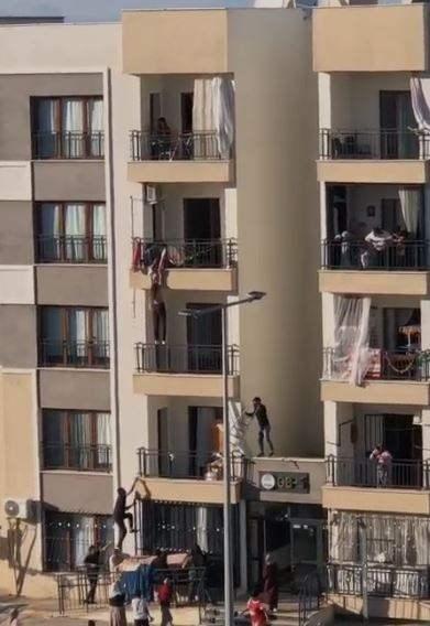 <p>Ardından, kız &ccedil;ocuğunu tutarak 2'nci kattaki balkona g&uuml;venli şekilde bıraktı.</p>

