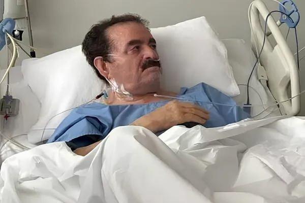 <p>Tatlıses'i g&ouml;ren bazı hayranları yanına giderek sohbet etmek ve fotoğraf &ccedil;ektirmek istedi. Sakin bir şekilde g&uuml;n&uuml;n&uuml; ge&ccedil;iren sanat&ccedil;ı, kendisine g&ouml;sterilen ilgiyi geri &ccedil;evirmedi.</p>
