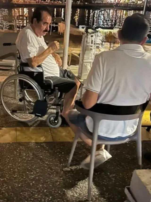 <p>İbrahim Tatlıses'in g&ouml;r&uuml;nt&uuml;lerde &ouml;nceki d&ouml;nemlere g&ouml;re daha zayıf g&ouml;r&uuml;nmesi dikkatlerden ka&ccedil;madı. &Ouml;zellikle y&uuml;z hatlarının belirginleştiğini fark eden hayranları, sanat&ccedil;ının sağlık durumunu merak etti.</p>
