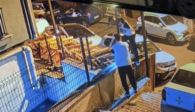 <p>Edinilen bilgiye g&ouml;re, 112 Acil &Ccedil;ağrı Merkezi&rsquo;ne rezidansta y&uuml;ksekten d&uuml;şme olayı meydana geldiği y&ouml;n&uuml;nde ihbar yapıldı.&nbsp;</p>

<p>&nbsp;</p>

<p>Olay yerine polis ve sağlık ekipleri sevk edildi.&nbsp;&nbsp;</p>
